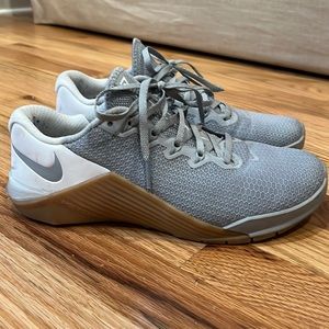 Nike METCON 5 (Mens 7, Womens 8.5) grey gum sole